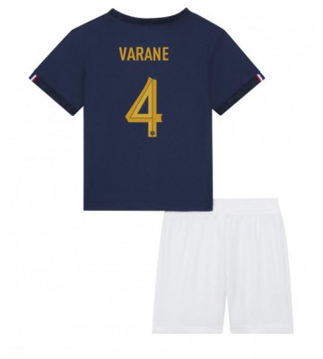 Lacne Dětský Futbalové dres Francúzsko Raphael Varane #4 MS 2022 Krátky Rukáv - Domáci (+ trenírky)
